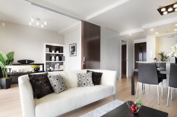 If open a movable partition door, LD that can be used as a spacious living space ・ Western-style (3) ※ E type ・ Building in the model room (July 2012 shooting). furniture ・ Furniture etc. option specification is not included in the sale price