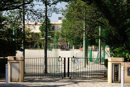 Junior high school. 990m until Itabashi Akatsuka first junior high school