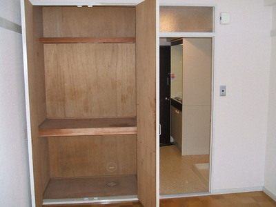 Other Equipment. Closet plenty of storage! It is multiplied as far as it will go! !