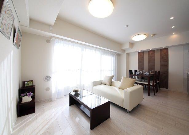 Living. ~ 2013 November new interior renovation completed ~  ◆ It is with furniture ◆ 6th floor ・ Yang per facing south ・ View is good ◆ auto lock ・ Pasting outer wall tile ◆