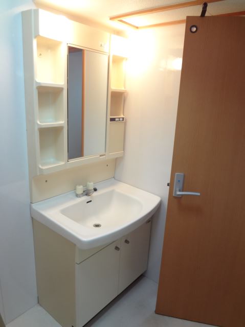 Washroom. Independent wash basin