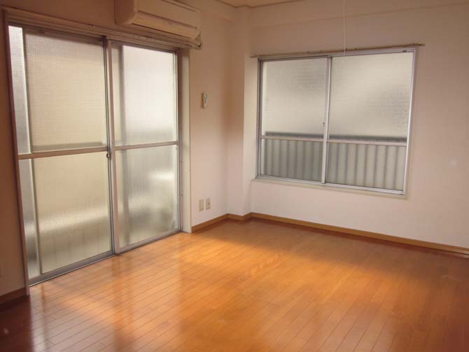 Living and room. There 6 quires Western-style air conditioning