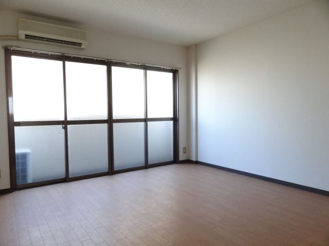 Living and room. Western-style 8 pledge