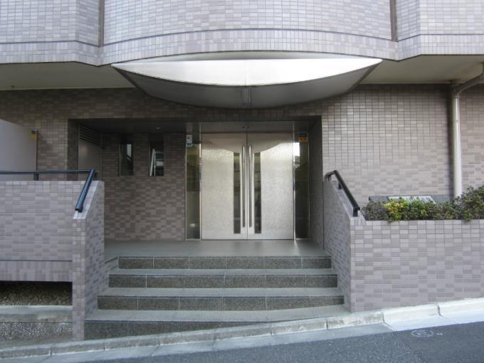 Entrance. Common areas