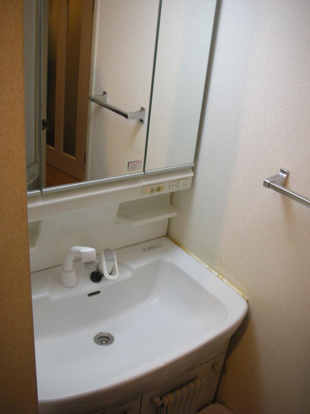 Wash basin, toilet. Indoor (11 May 2013) Shooting