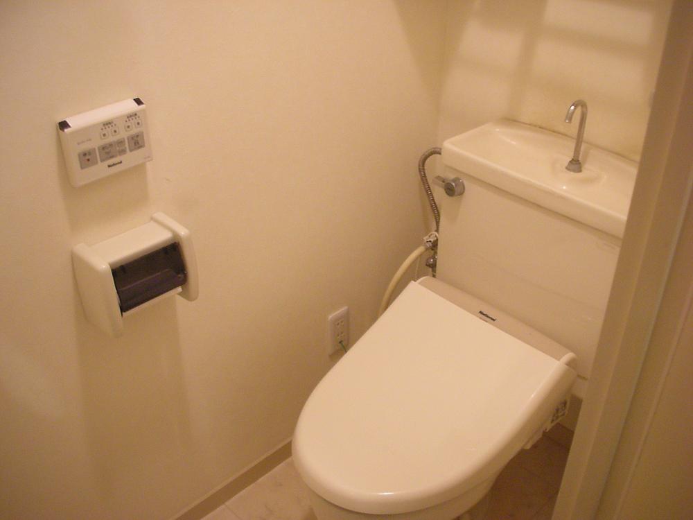 Toilet. Indoor (11 May 2013) Shooting