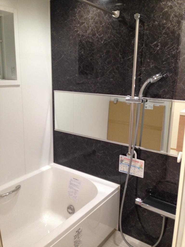 Bathroom. Bathroom dryer with bathroom is clean and easy Kururin poi drainage port! Hard to feel the cold floor = is thermo floor.