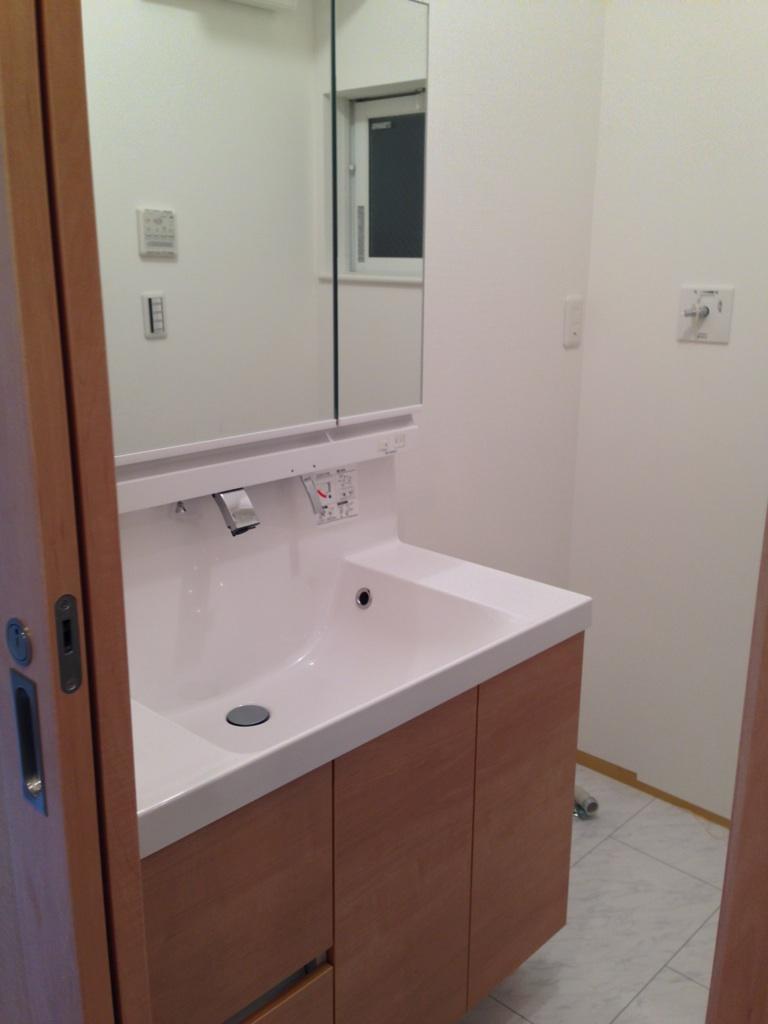 Wash basin, toilet. Three-sided mirror, Mirror in front of you comes with a defogging, Clean easy drainage port without hassle type!