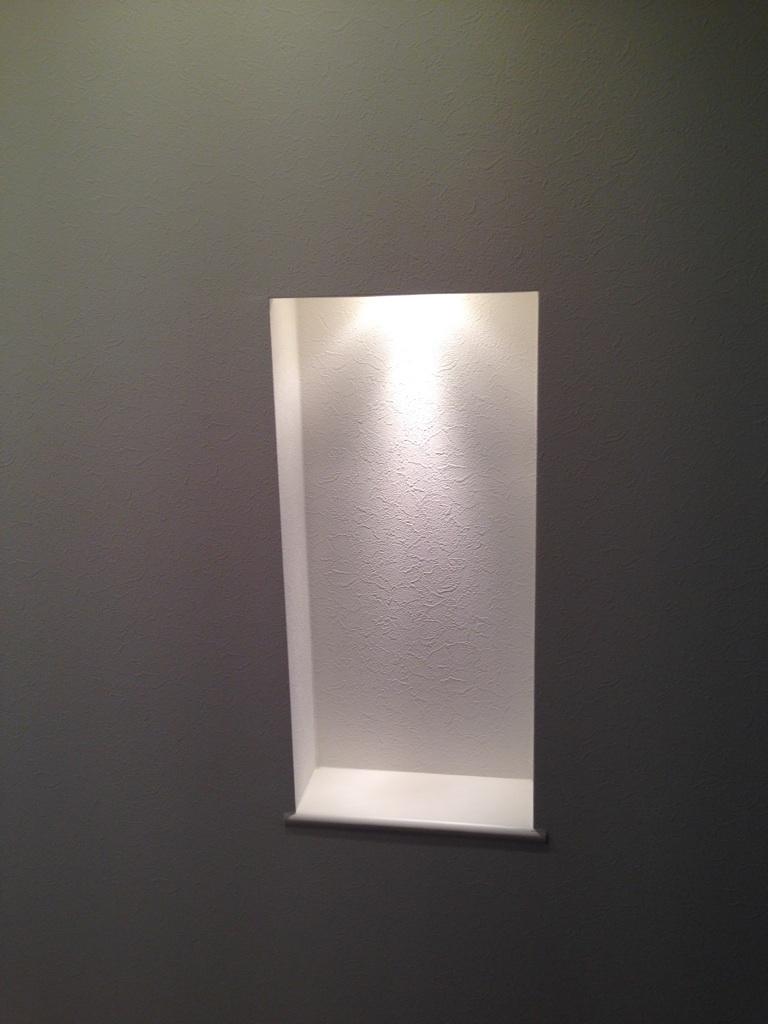 Other introspection. Is a shelf that is made by hollowing out a wall in a concave shape is a niche. Rather than as a storage space, It will be used as a cabinet for accommodating such as flowers and sculpture.