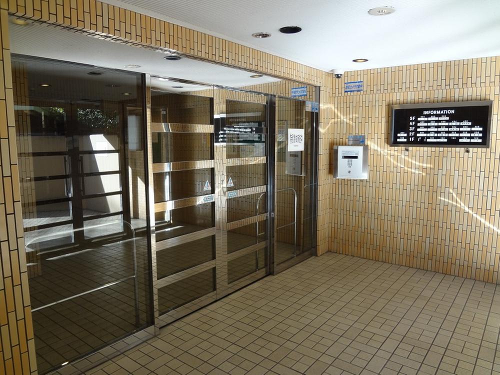 Entrance. Common areas