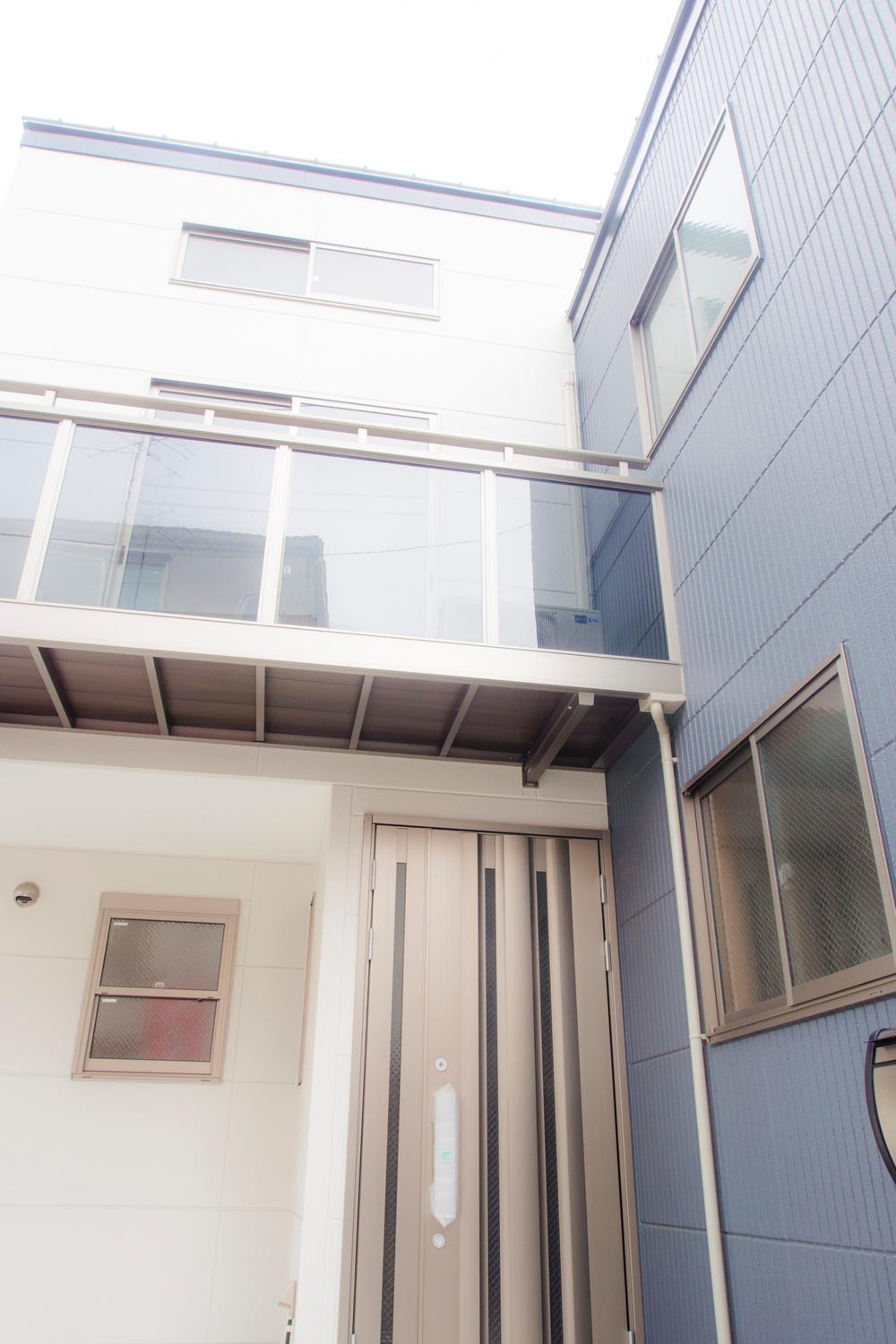 Entrance. Local (April 2013) Shooting