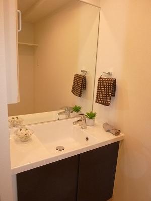 Wash basin, toilet. Indoor (12 May 2013) Shooting