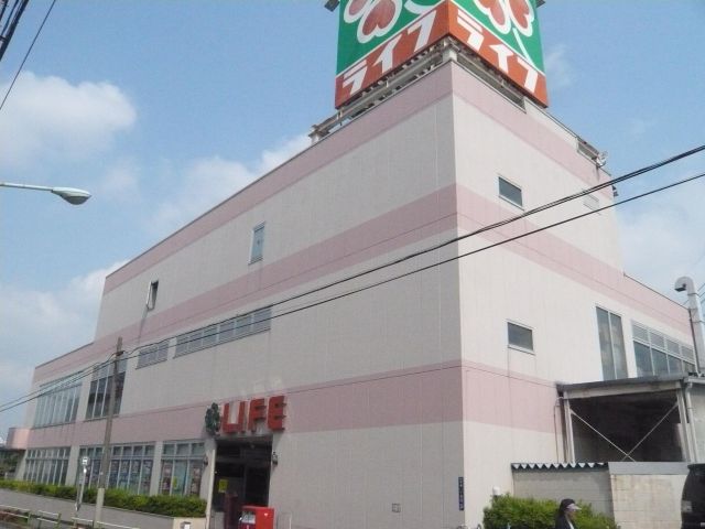 Shopping centre. 810m up to life (shopping center)