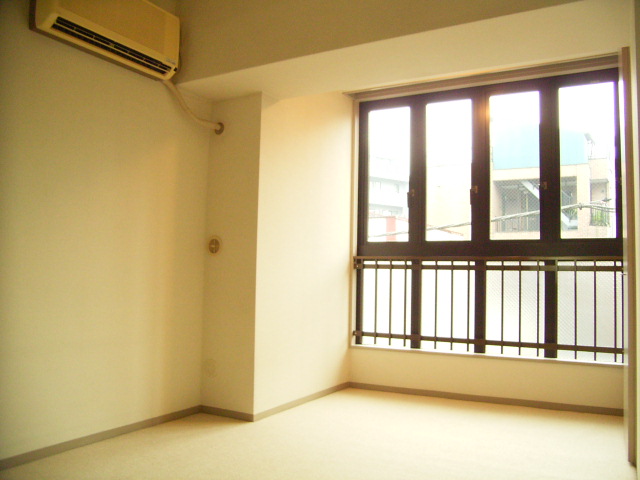 Living and room. It is air-conditioned. (Separate reference photograph)