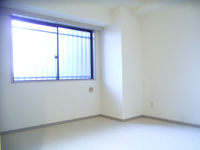 Living and room. 5.2 Pledge Western-style with a north window. (Separate reference photograph)