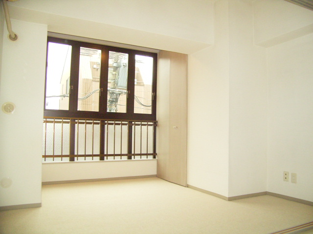 Living and room. Western-style of the south-facing window. (Separate reference photograph)