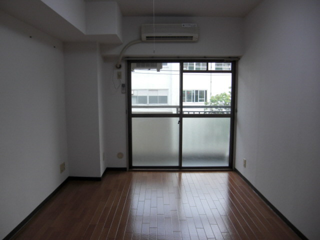 Living and room. Western-style 6 Pledge