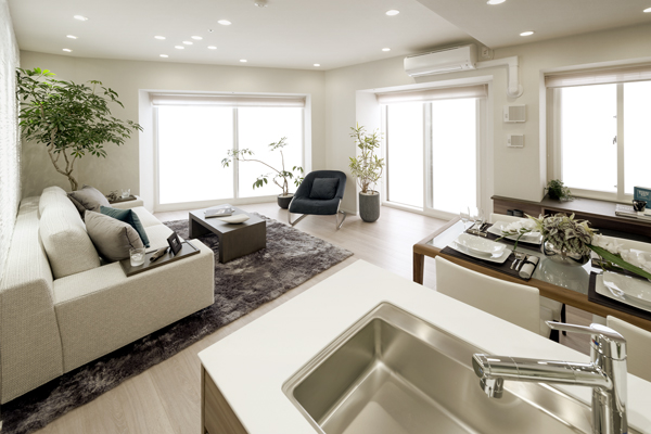 Living.  [Living Dining room] Shining personality, Sophistication of the life stages. Also fun-free living the city center to the active, Only if there is a comfortable home as the base. Or a party sometimes invited guest, Or immersed in the hobby, Little or try to work. Leave to spend time thoughts, It us to what is spacious and relaxing space there shines more my life.  ※ All the published photograph of the model room C type.  ※ Some have adopted a menu plan and various paid options. There is installed can not cope dwelling unit and the application deadline. For more information, please contact the person in charge.