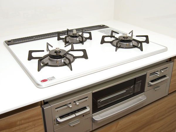 Kitchen.  [Pearl Crystal top stove] Efficient three-necked gas stove that can dishes. Beautifully to look, It can also simply by clean wipe dirt, such as spills boiled.