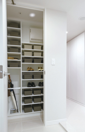 Receipt.  [Shoes-in Closet] Maeru shoes closet your family of the shoes have a clear. Floor in order to put things even, It will also come in handy for storage of golf bags and stroller.  ※ B ・ C type only ※ Storage by type, height ・ Different shape, etc..