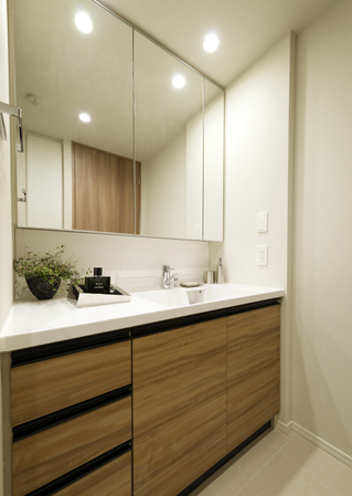 Bathing-wash room.  [Powder room] Because the locations to use the family every day, It stuck to the high-quality wash room.