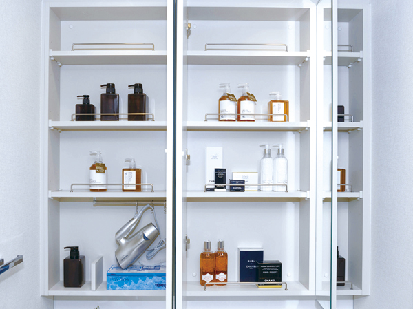 Bathing-wash room.  [Kagamiura storage with triple mirror] The back side of the storage space of the three-sided mirror, Such as cosmetics and hair care products, This is useful can clean and organize the bits and pieces.