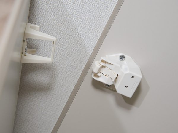 earthquake ・ Disaster-prevention measures.  [Seismic latch ・ Claws for preventing the shelves falling off] It opens door in the shaking of an earthquake, So that is not pop those in, Set up a seismic latch to hanging cupboard door in the kitchen. In addition to the shelves, It has established a claw for dropout prevention to secure the shelf.  ※ Seismic latch Ya way shaking of the earthquake, It may not function by transmitted way of shaking.