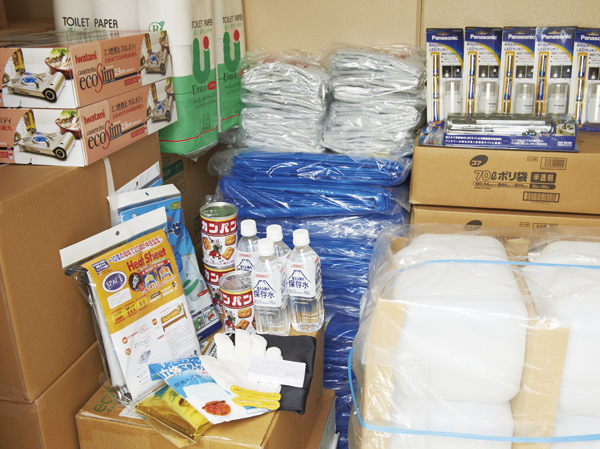 earthquake ・ Disaster-prevention measures.  [Disaster prevention warehouse] Disaster prevention warehouse that houses the disaster prevention equipment, It has been established on the first floor. This disaster prevention equipment has stocks around the equipment necessary for assistance. Also, The support posts are also installed on the upper floors.   ※ Installation position of the support post, please refer to the drawings collection. (Same specifications)