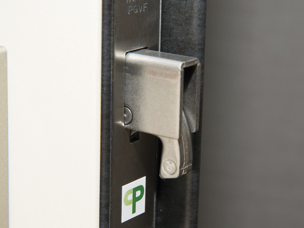 Security.  [Sickle dead lock] By the door side of the dead bolt is Seridasu sickle, Barre has adopted a sickle dead lock that is effective in such pry open the front door by.