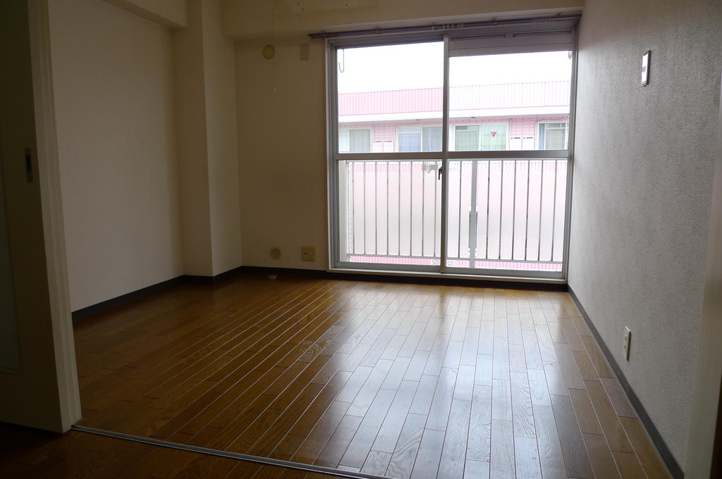 Living and room. Since there is no key money it will be suppressed initial cost! 