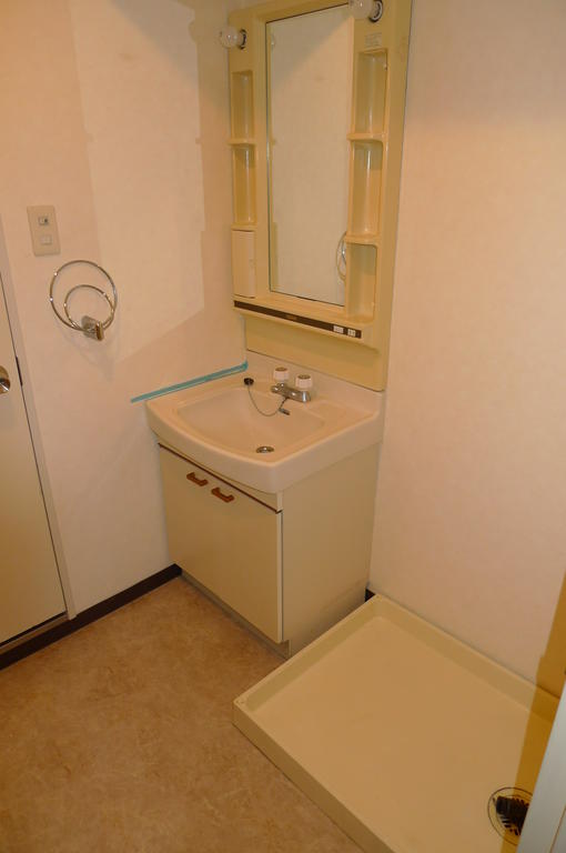 Washroom. Independent wash basin will come in handy to get dressed in the morning! 