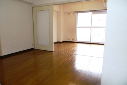 Living and room. Dining is clean Rakuchin flooring