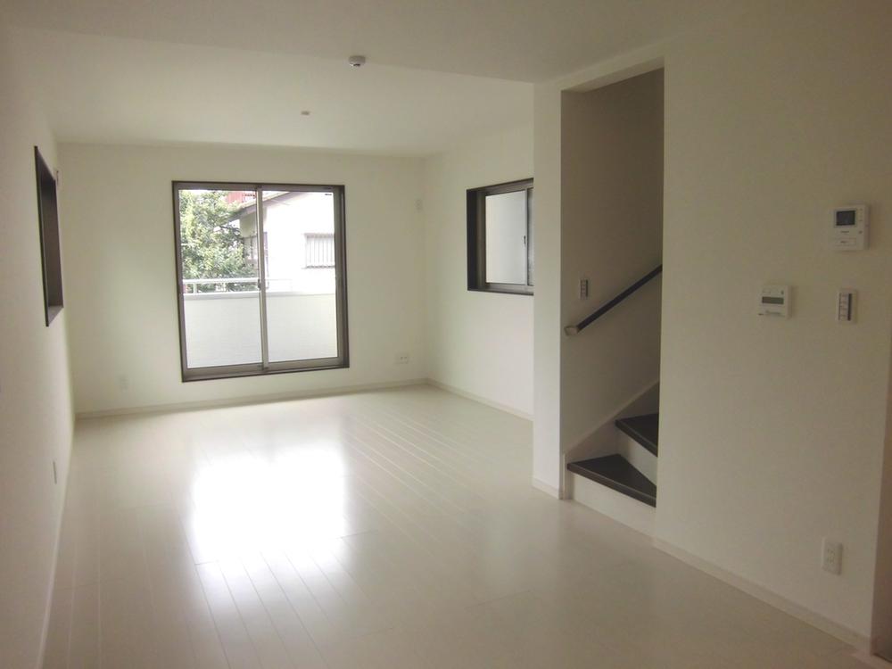 Living.  [D] East-facing balcony ・ 18 Pledge than