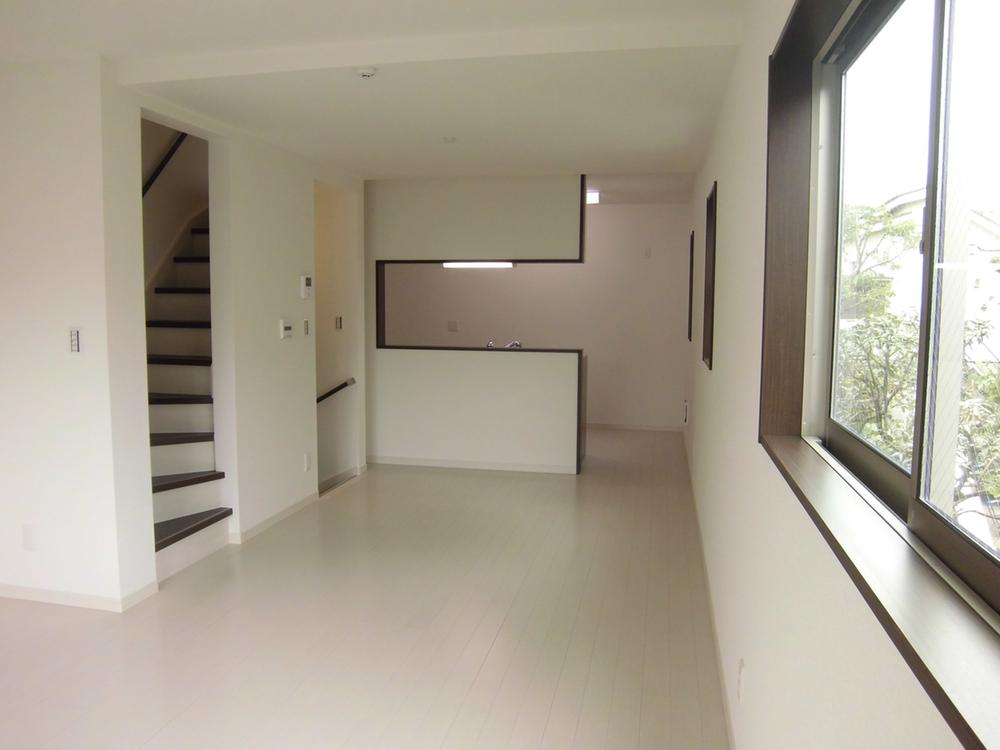 Living.  [D] Shooting from a balcony