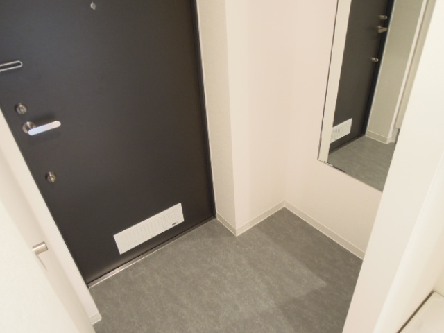 Entrance. Entrance with a full-length mirror