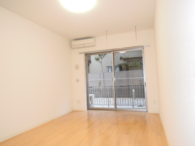 Living and room. Breadth of Western-style is clear