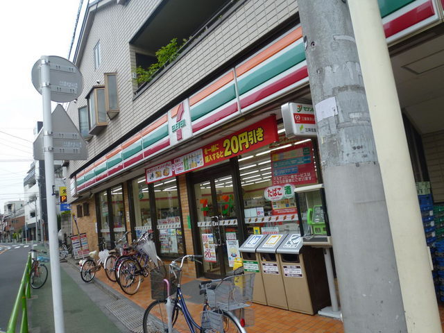 Convenience store. 290m to Seven-Eleven (convenience store)
