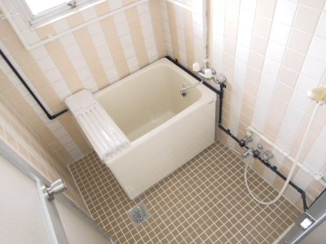 Bath. shower ・ Window with bus