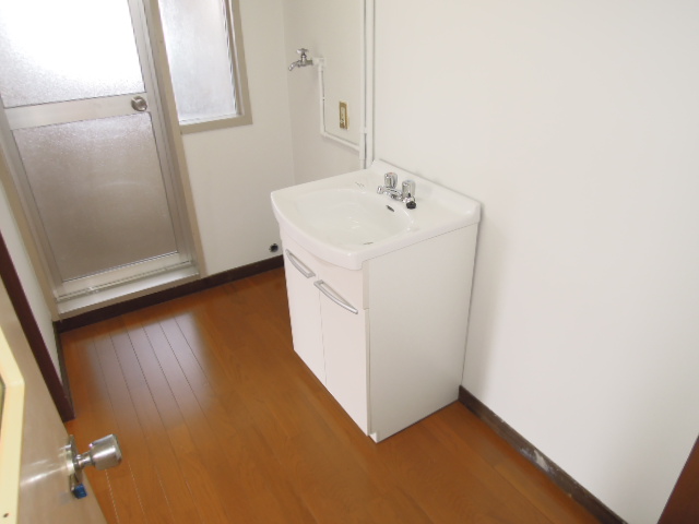 Washroom. Independent wash basin (see photo)