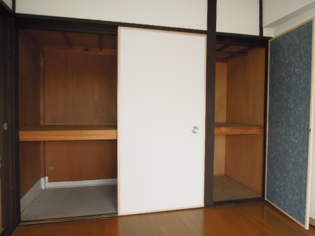 Receipt. Both rooms There is one between a half storage