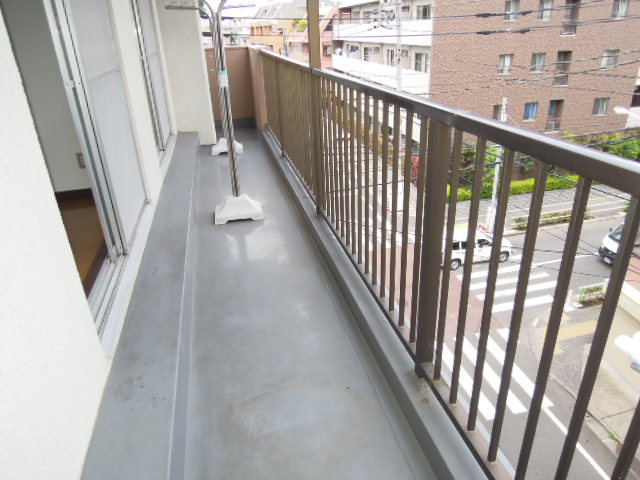 Balcony. L-shaped balcony (see photo)