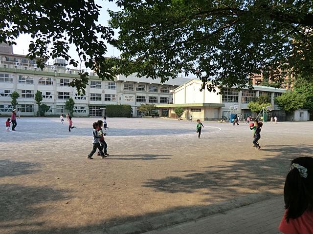Primary school. Shimura fourth elementary school up to 400m