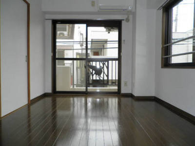 Living and room. ☆ Western-style large windows in consideration for lighting ☆