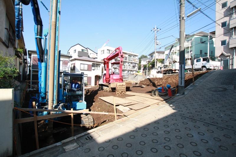 Local photos, including front road. Yurakucho Line "subway Narimasu" station 12 minutes' walk