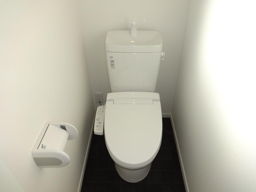 Toilet. Indoor (11 May 2013) Shooting