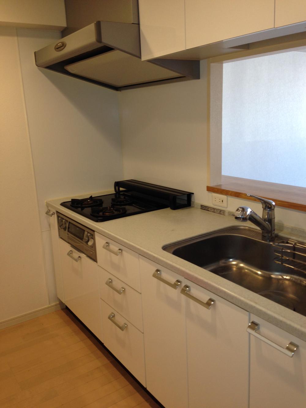 Kitchen. Face-to-face counter kitchen conversation with family bouncy