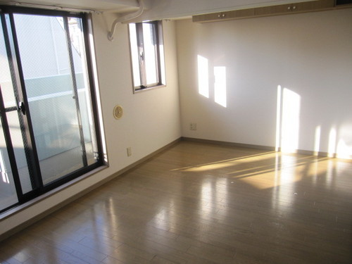 Living and room. Western-style (about 8.1 tatami mats)