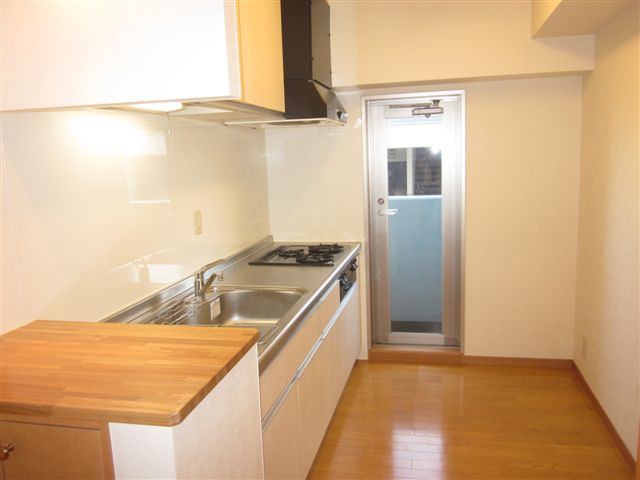 Kitchen. Popular stand-alone gas 3-neck system Kitchen