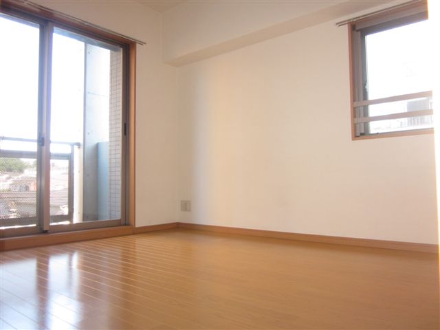 Living and room. There is light and airy two-plane daylight