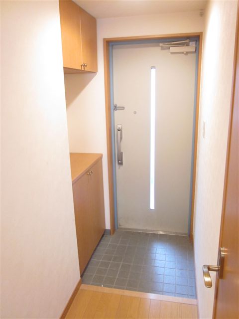 Entrance. Key double lock